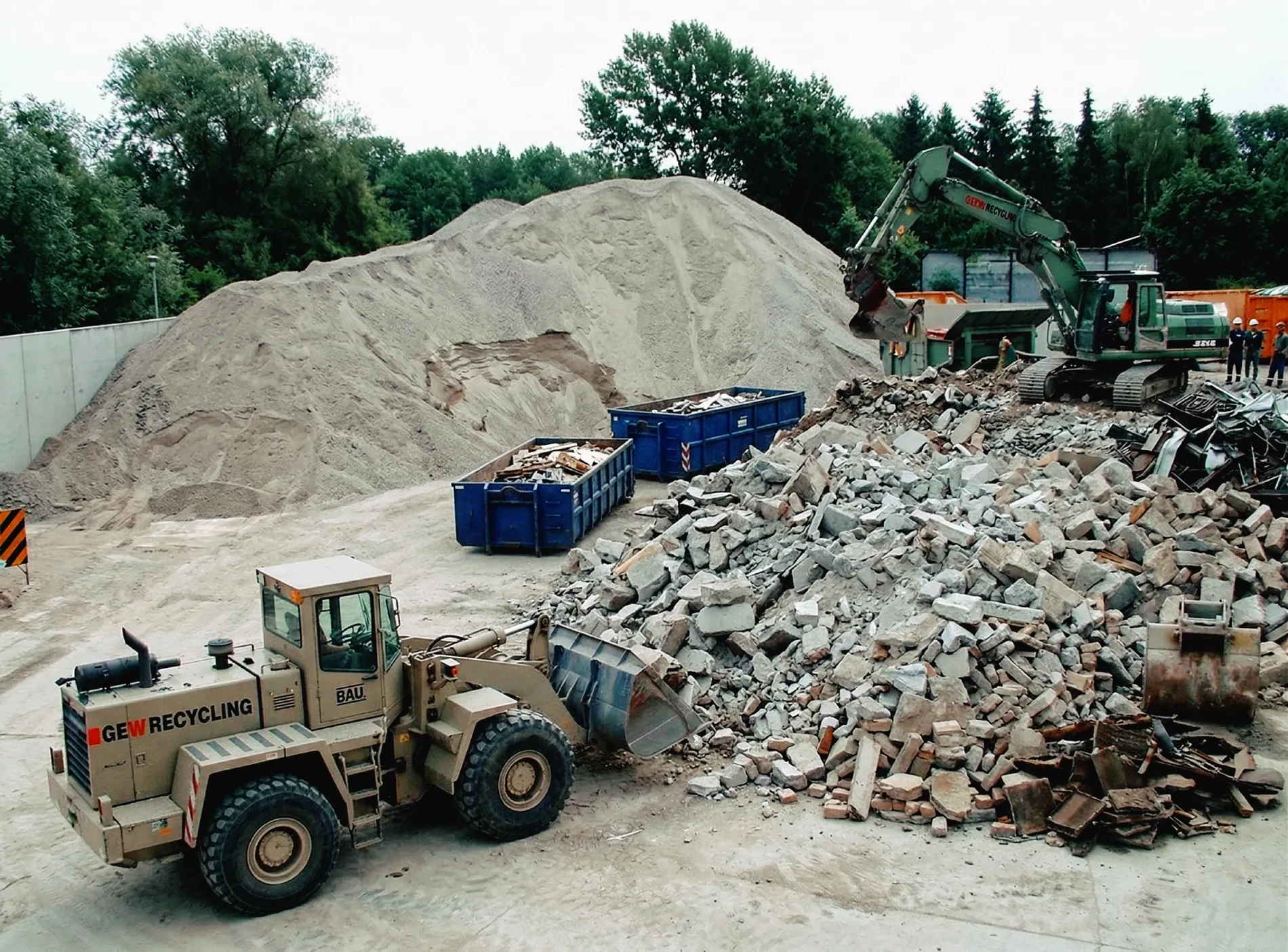 Blick über den SEH Betriebshof mit Radlader und Materialhaufen