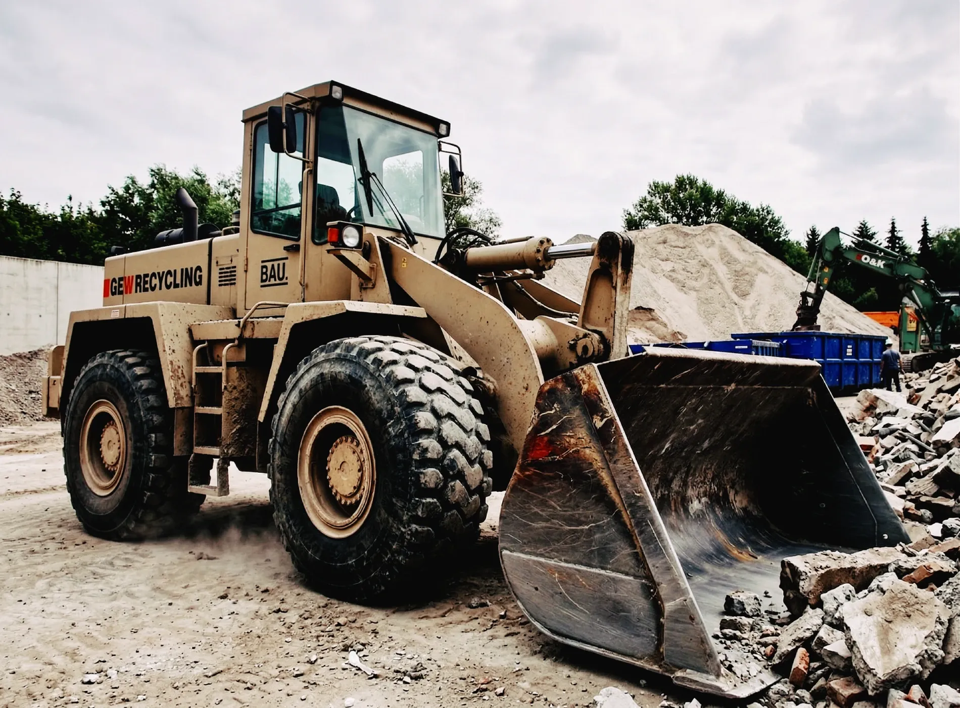 Blick über den SEH Betriebshof mit Radlader und Materialhaufen